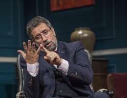 Οι παραστάσεις για το «Δείπνο Ηλιθίων» συνεχίζονται κανονικά στο θέατρο Κάππα