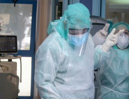 «Καμπανάκι» διευθυντή Πνευμονολογικής Ευαγγελισμού στα Παραπολιτικά 90,1: Εκτός ορίων τα νοσοκομεία από την αύξηση των εισαγωγών