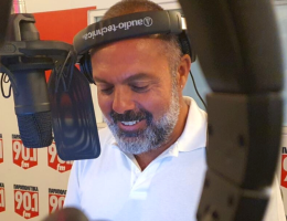 Tα Παραπολιτικά 90,1 και η εκπομπή "Ζούμε Αληθινά" σας κάνουν καθημερινά δώρο εισιτήρια με επιστροφή στα νησιά του Αιγαίου! 