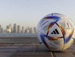 Η adidas ΠΑΡΟΥΣΙΑΖΕΙ ΤΗΝ ΕΠΙΣΗΜΗ ΜΠΑΛΑ ΤΟΥ ΠΑΓΚΟΣΜΙΟΥ ΚΥΠΕΛΛΟΥ FIFA 2022™ ΜΕ ΤΗ ΧΑΡΑΚΤΗΡΙΣΤΙΚΗ ΤΕΧΝΟΛΟΓΙΑ CONNECTED BALL