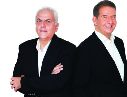 Σωτήρης Ξενάκης και Βασίλης Σκουρής μιλούν για τη νέα σεζόν και τα σχέδιά τους να κερδίσουν το κοινό κάθε πρωί από τις 9 έως τις 11, με την εκπομπή  στα «Απέναντι Μικρόφωνα» 