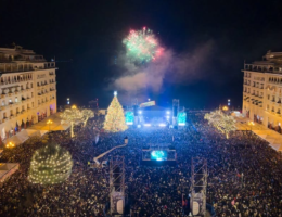 Θεσσαλονίκη: Φαντασμαγορική γιορτή στη φωταγώγηση του χριστουγεννιάτικου δέντρου, με τα τραγούδια του Αντώνη Ρέμου